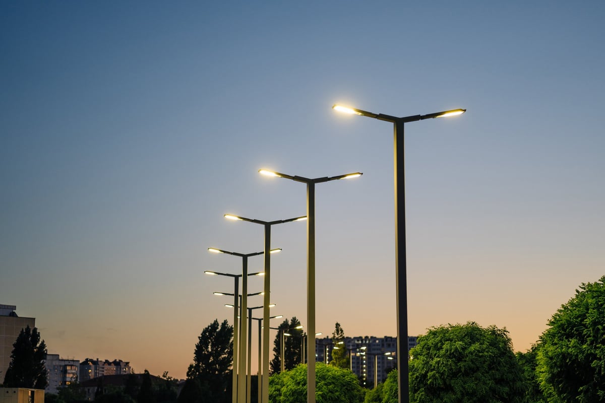 vialidad de parque industrial iluminada con postes LED México