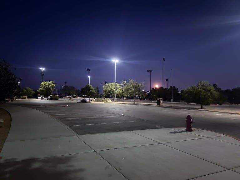Estacionamiento abierto con iluminación de postes LED