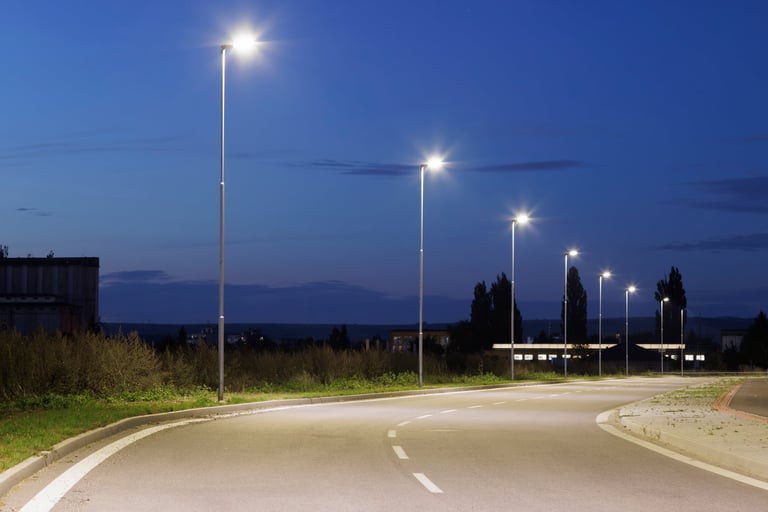 Estacionamiento abierto con iluminación de postes LED