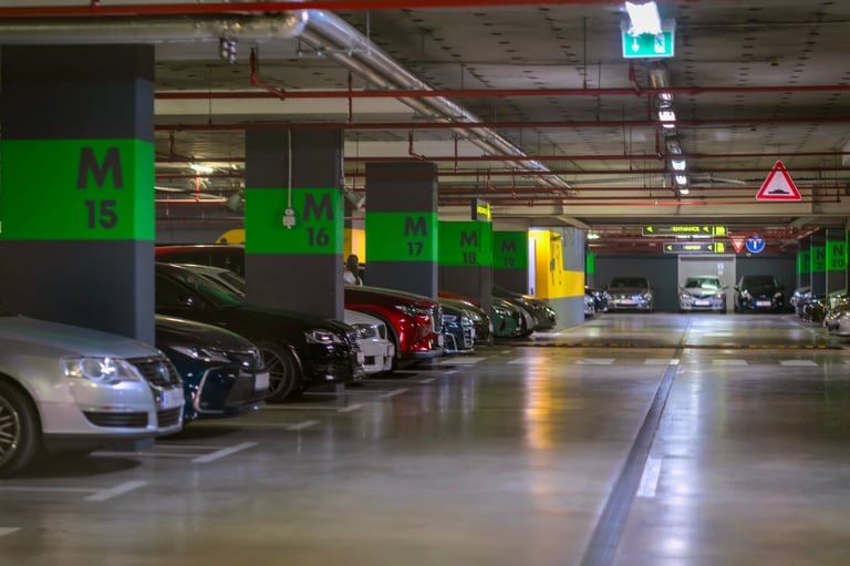 Estacionamiento subterráneo con iluminación LED profesional