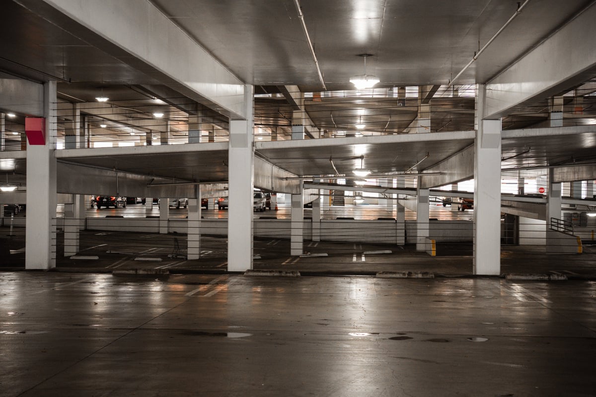 Estacionamiento subterráneo moderno con iluminación LED profesional